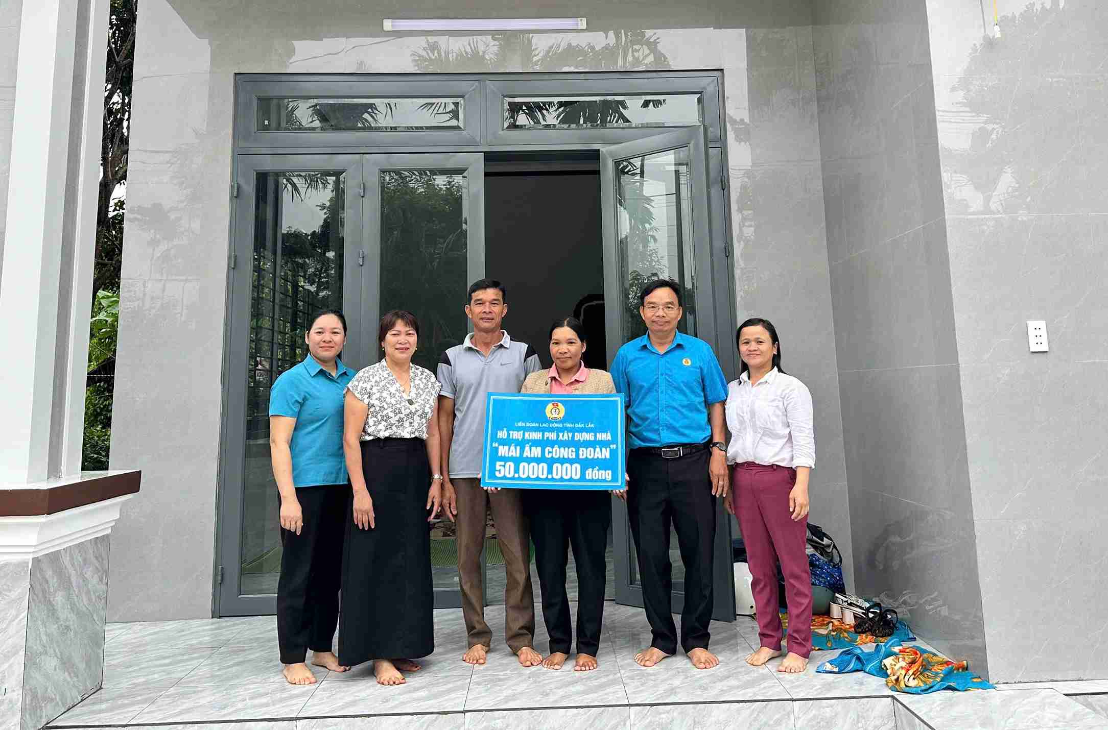 Leaders of the Dak Lak Provincial Federation of Labor presented funding to support the construction of a "Union Shelter" for union members in difficult circumstances in the area. Photo: Le Duyen