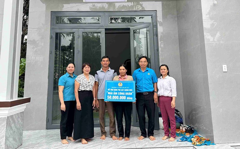 Leaders of the Dak Lak Provincial Federation of Labor presented funding to support the construction of a "Union Shelter" for union members in difficult circumstances in the area. Photo: Le Duyen