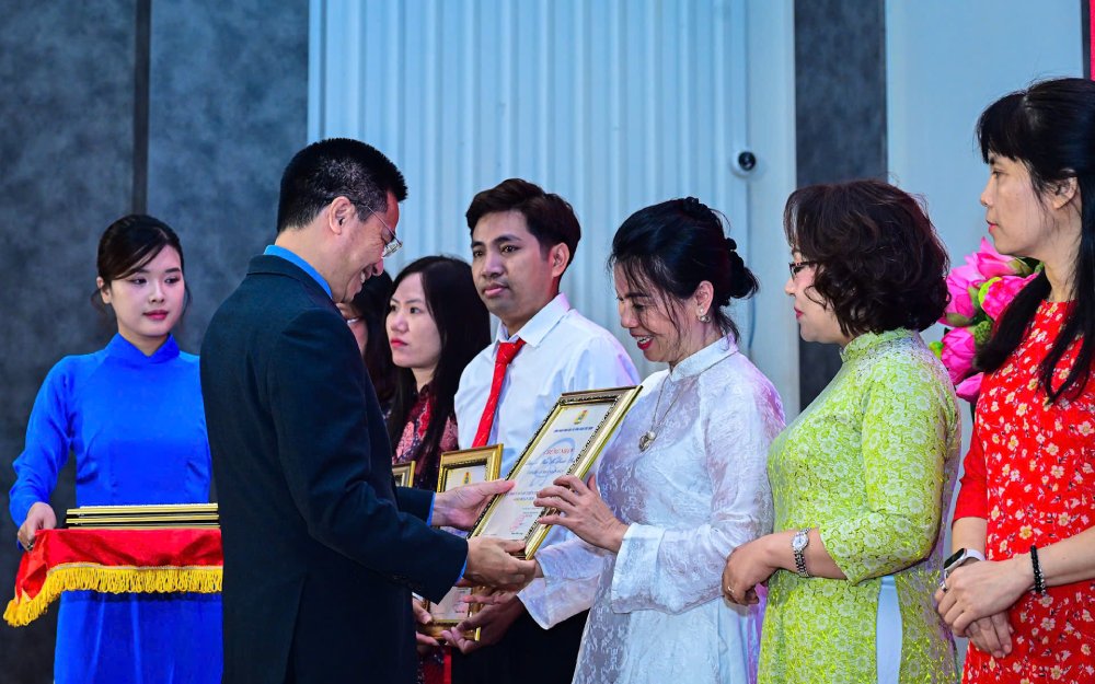 Công đoàn Khoa học và Công nghệ Việt Nam vừa tổ chức Hội nghị biểu dương điển hình tiên tiến của các phong trào thi đua yêu nước giai đoạn 2020-2025. Ảnh: Quỳnh Chi