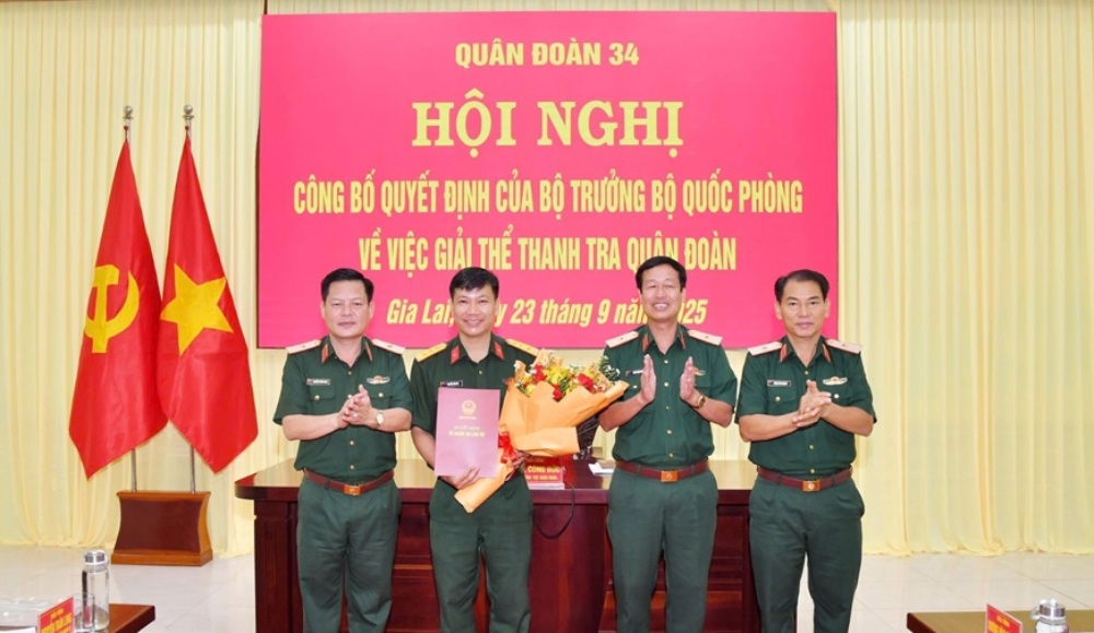 The 34th Corps announced the decision on the dissolution of the Corps inspection agency and presented the decision on the transfer and appointment of military officers to the new agency or unit. Photo: Quang Thang