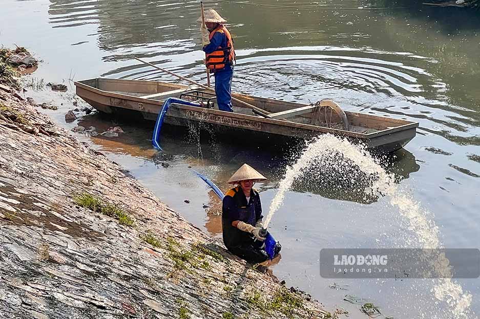 Cong nhan chinh trang, dam bao moi truong sach hai ben bo song To Lich. Anh: Tung Giang