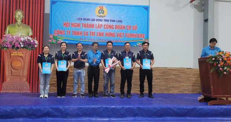 The Vinh Long Provincial Federation of Labor presented the decision to establish the Hung Viet Furniture Company's grassroots trade union. Photo: Vinh Long Provincial Federation of Labor