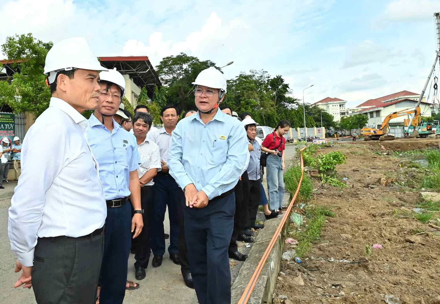 El secretario del Comite del Partido de la Ciudad de Ho Chi Minh Tran Luu Quang (portada izquierda) inspecciona el proyecto de renovacion del canal Xuyen Tam. Foto: Viet Dung