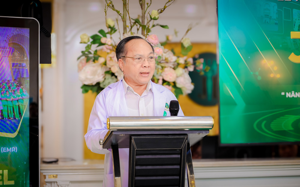BS Nguyen Huu Tuong – Giam doc chuyen mon Benh vien Tham my JT Angel – khang dinh: “Chung toi khong chi chu trong den chat luong dich vu tham my ma con dat muc tieu dam bao an toan, bao mat va tien ich toi da cho khach hang thong qua he thong benh an dien tu”.