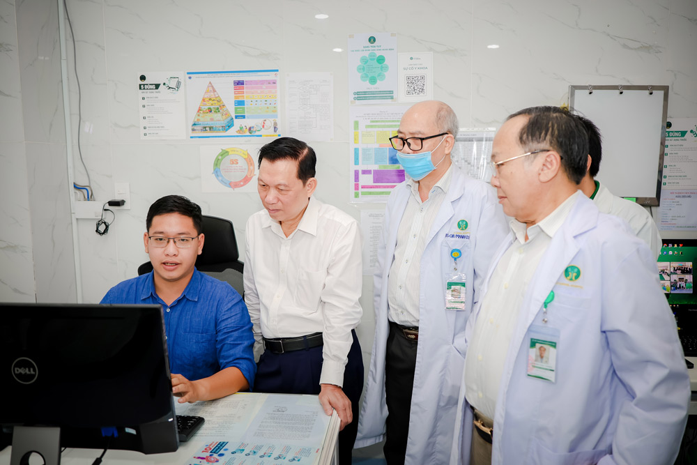 Theo bao cao cua Phong Cong nghe Thong tin, he thong EMR tai JT Angel tuan thu day du cac chuan muc phap ly, dong bo voi du lieu y te quoc gia. Toan bo quy trinh tu dang ky, tham kham, xet nghiem, chan doan hinh anh, phau thuat den theo doi sau dieu tri deu duoc so hoa.
