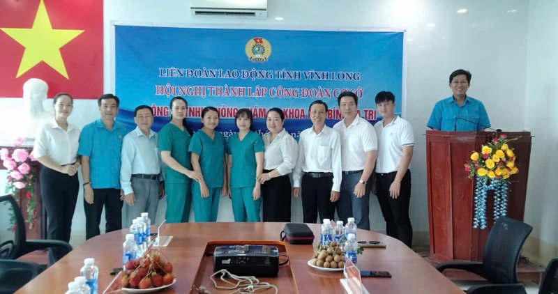 The Vinh Long Provincial Federation of Labor presented the decision to establish the grassroots trade union of Hoa Binh Ba Tri General Clinic Company Limited. Photo: Vinh Long Provincial Federation of Labor