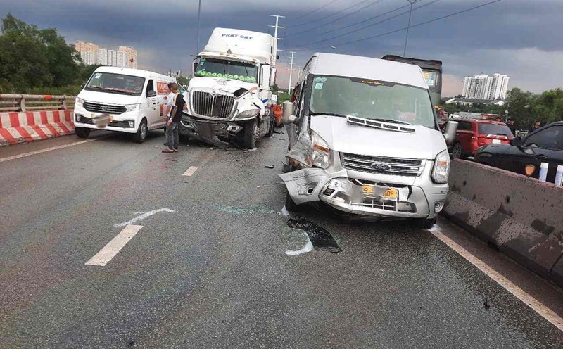 The scene of an accident on Phu Huu bridge that occurred in early September. Photo: Dong Hoang