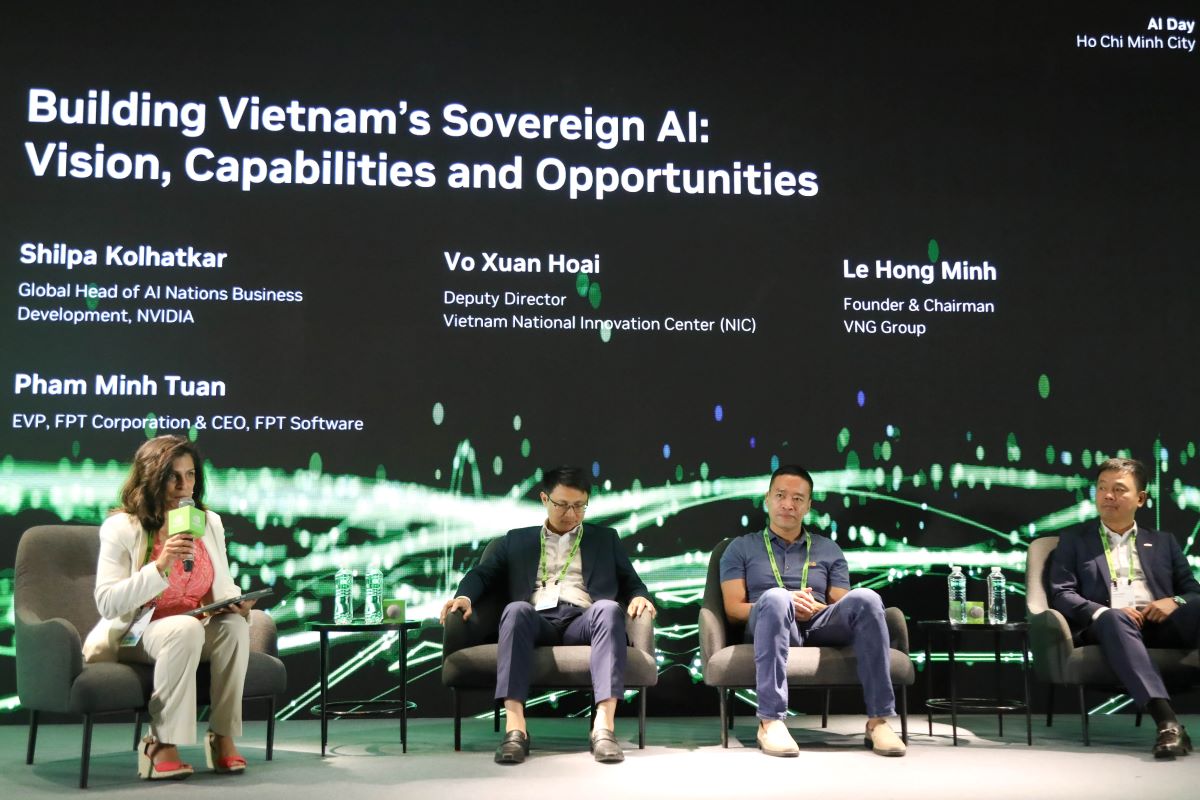 Los expertos han contribuido con muchas opiniones para contribuir a construir y perfeccionar una plataforma de IA soberana para Vietnam. Foto: Diem Nguyen