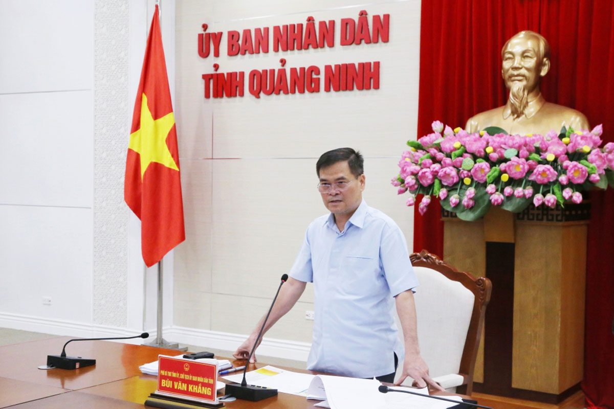 Mr. Bui Van Khang, Chairman of the People's Committee of Quang Ninh province chaired the online meeting. Photo: Quang Ninh Portal