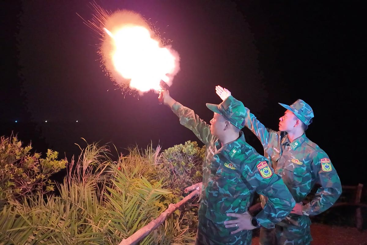 Don Bien phong Co To (Quang Ninh) to chuc ban phao hieu keu goi tau thuyen ve noi tranh tru bao. Anh: Thu Bau