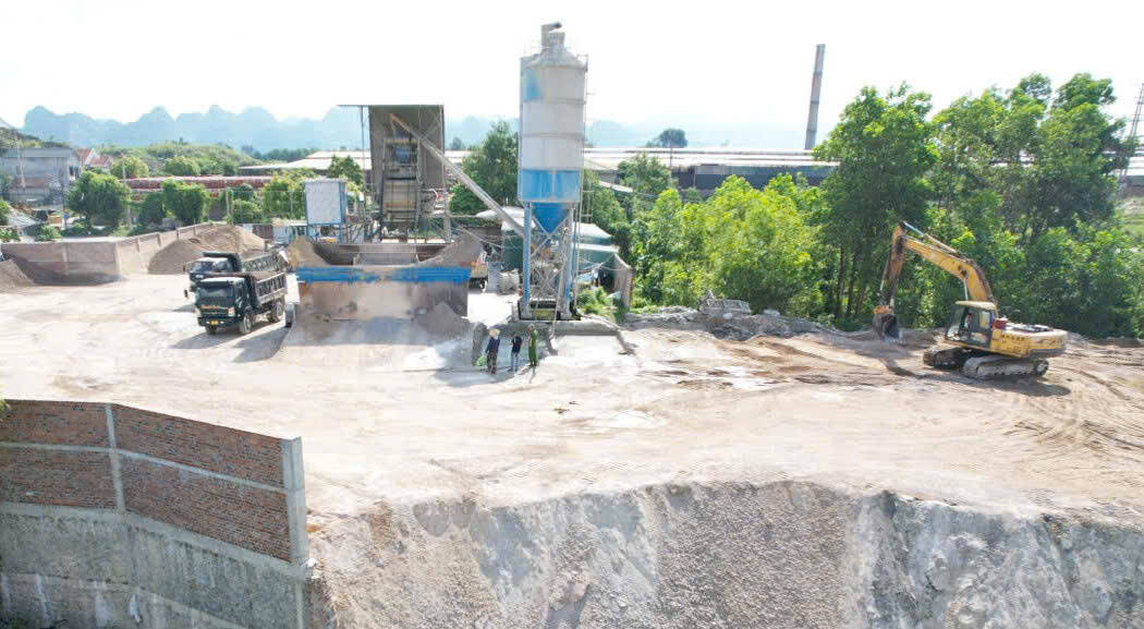 Khu vực trạm trộn bêtông phát sinh lượng chất thải lớn gây ô nhiễm môi trường.  Ảnh: Diệu Anh