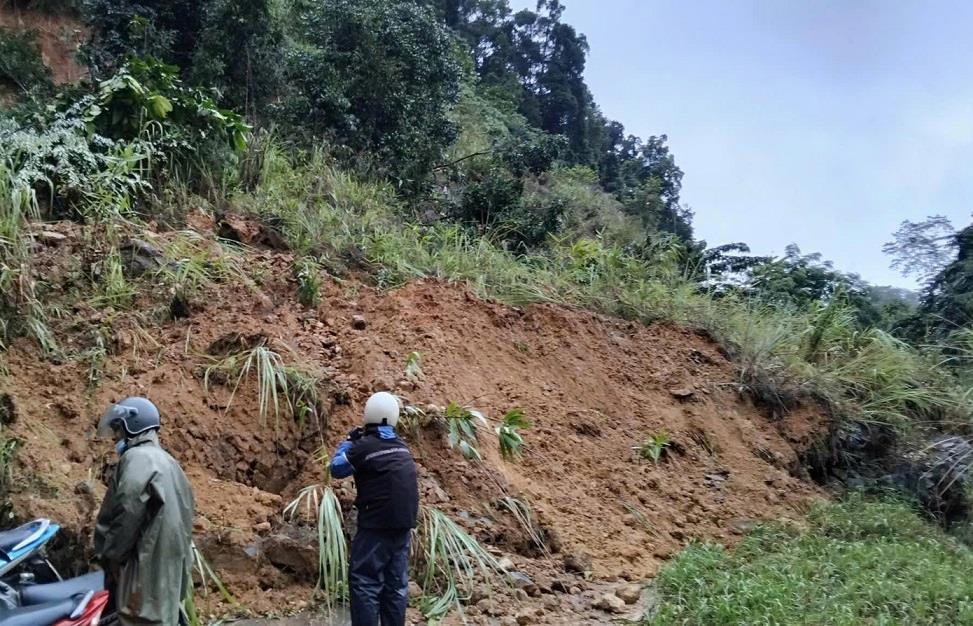 Clain de terrain sur la route provinciale 674 sections par le biais de la commune de Mo Rai, province de Quang Ngai. Photo: Toan Nguyen