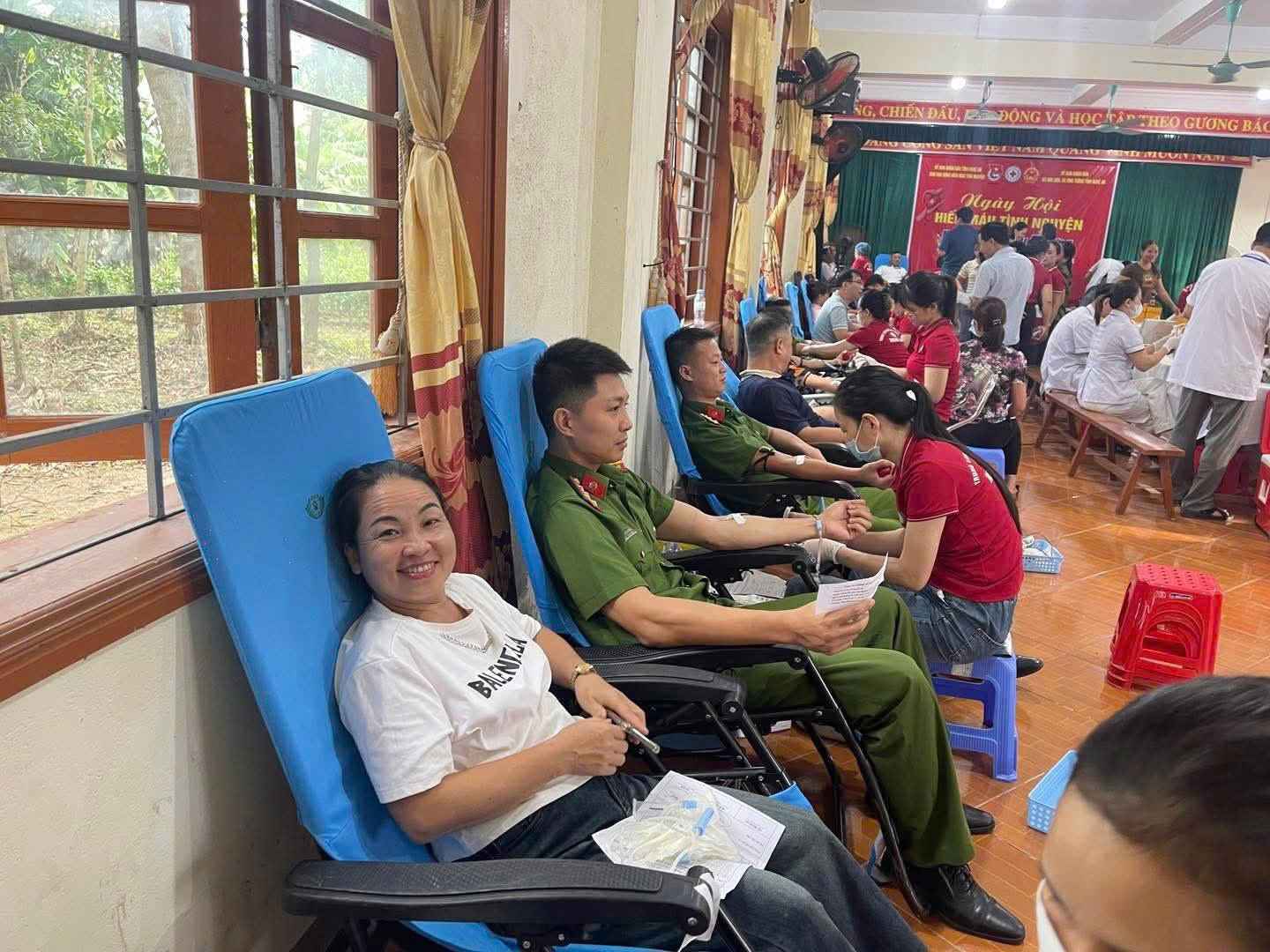 Hàng trăm người tình nguyện hiến máu cứu người. Ảnh: Ngọc Anh