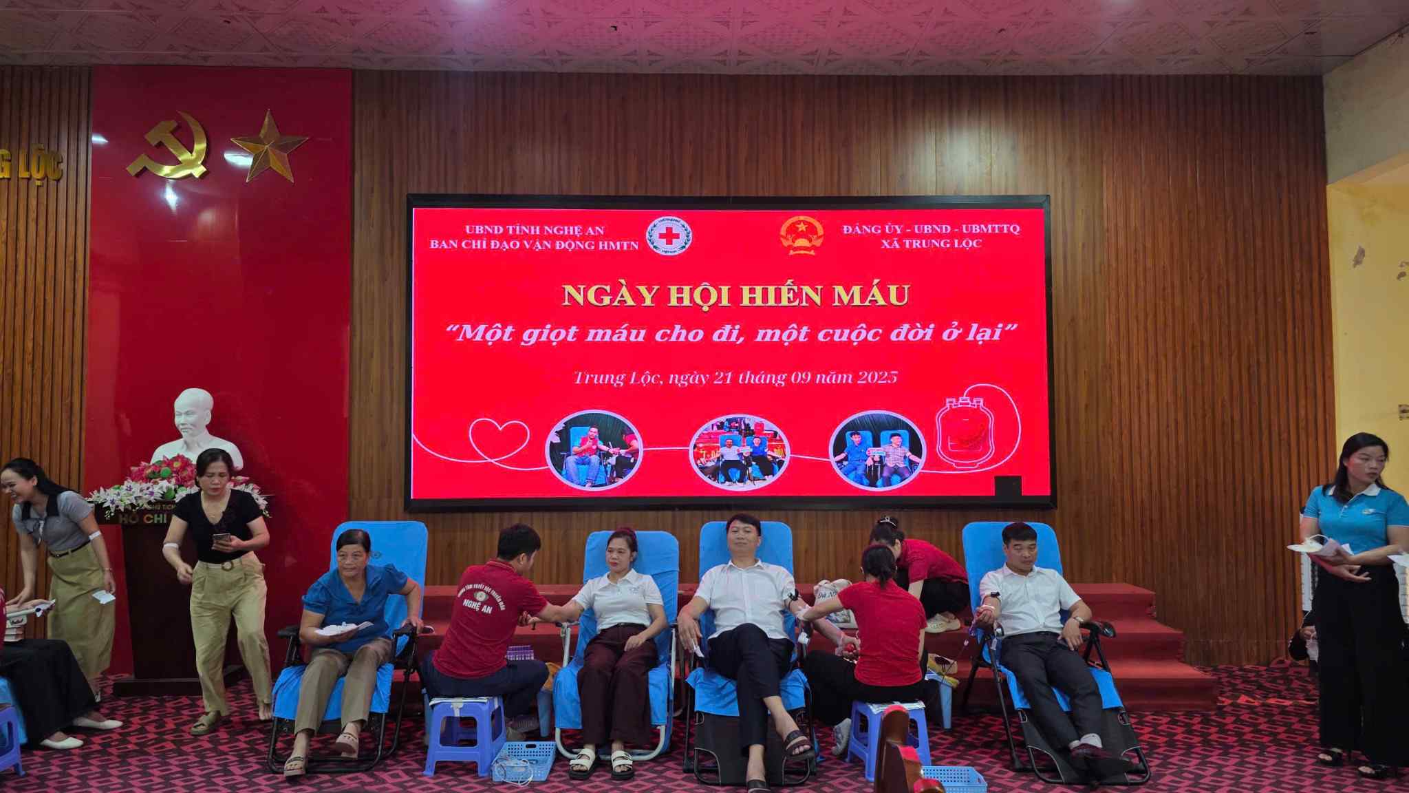 Ban to chuc su kien thu ve hon 1.180 don vi mau tu 2 ngay hoi hien mau. Anh: Ngoc Anh