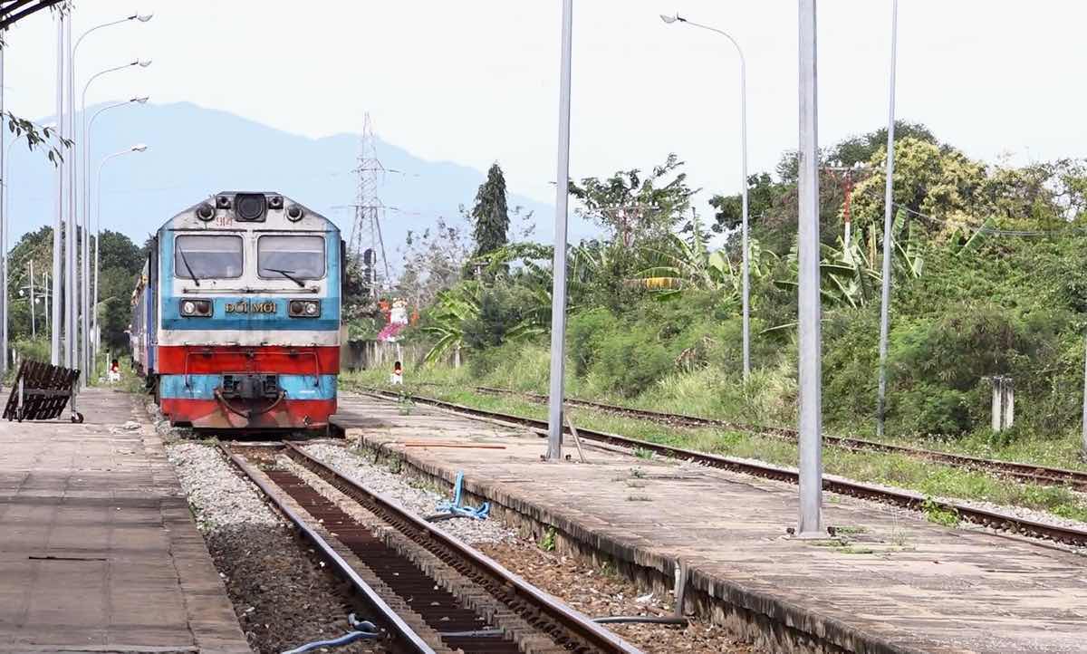 Tau hoa chay tren duong sat vao ga Phan Thiet. Anh: Duy Tuan