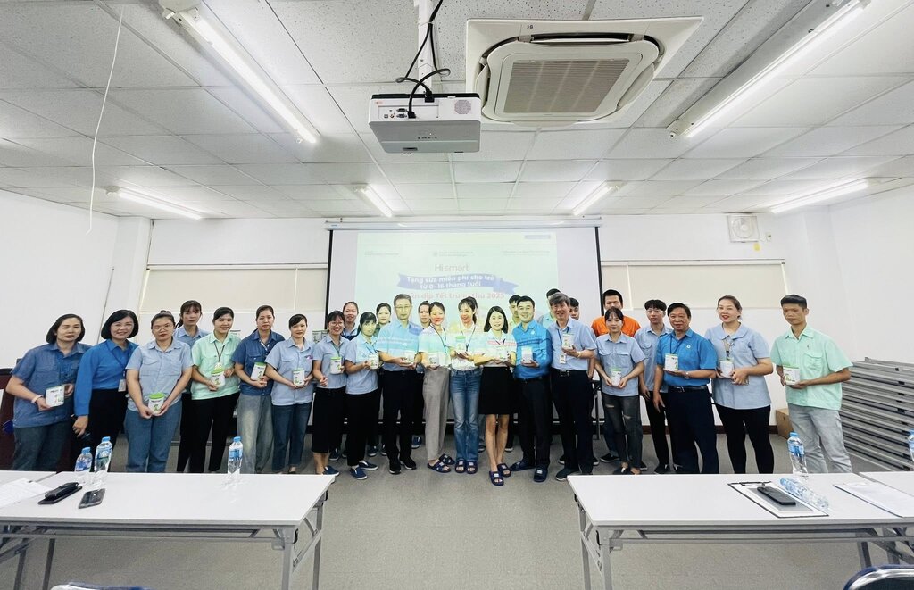 Gần 250 triệu đồng sữa Hismart tặng con em công nhân Khu công nghiệp Đại An nhân dịp Trung thu. Ảnh: Nguyên Thương