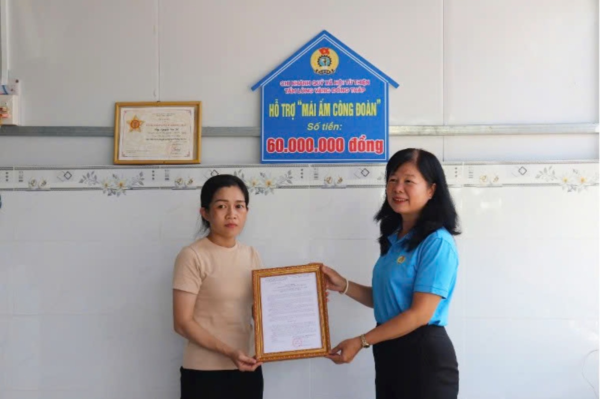 Ba Huynh Thi Tuyet Vui trao quyet dinh ho tro Mai am Cong doan cho chi My Vien. Anh: Luu Hung