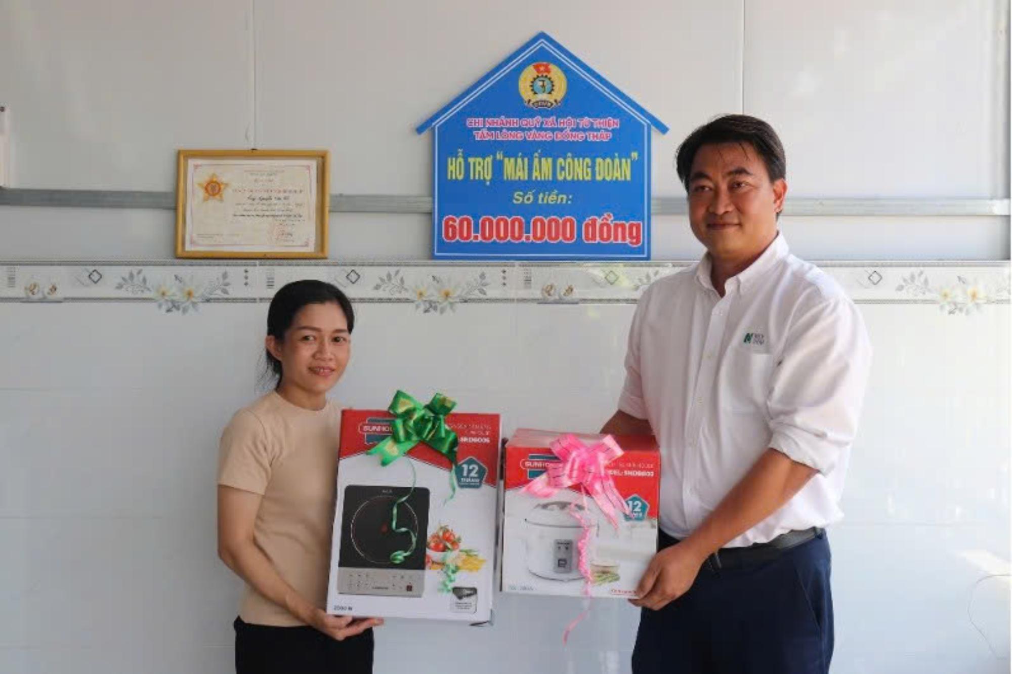 Lanh dao Cong ty TNHH Lien doanh Nghi Phong trao qua cho chi Nguyen Thi My Vien. Anh: Luu Hung