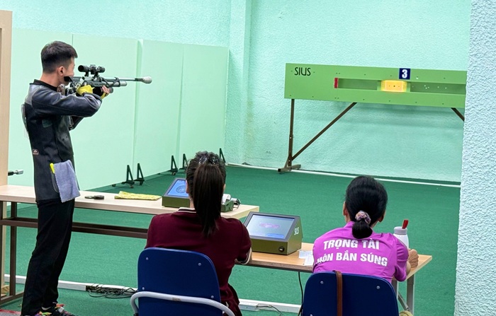 2025년 전국 사격 선수권 대회 남자 10m 공기 소총 종목에 출전한 사격 선수. 사진: 호아이 비엣