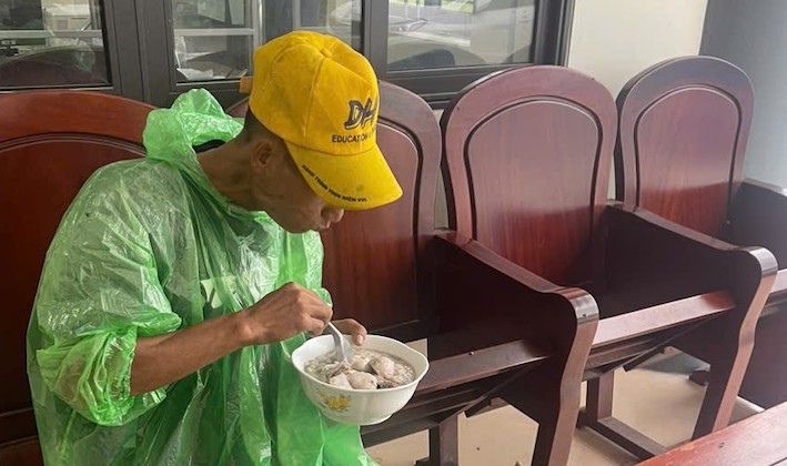 Lai ChauからHung Yenに引っ越してきた男性が、村警察に家まで手伝ってもらいました。写真:Hung Yen警察