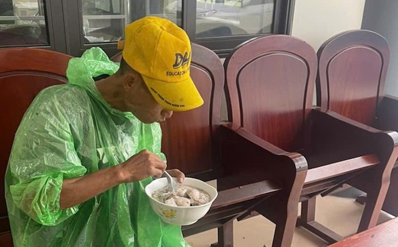 The man who came to Hung Yen from Lai Chau to work for hire was helped by the commune police to return home. Photo: Hung Yen Police