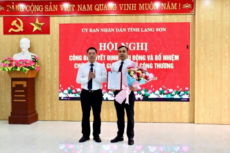 The leaders of Lang Son Provincial People's Committee presented the decision to appoint the new Deputy Director of the Department of Industry and Trade. Photo: Kim Chi
