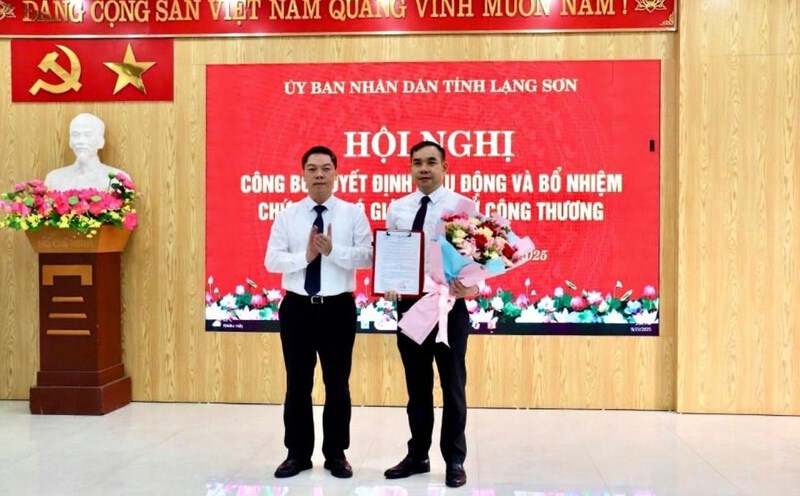 The leaders of Lang Son Provincial People's Committee presented the decision to appoint the new Deputy Director of the Department of Industry and Trade. Photo: Kim Chi