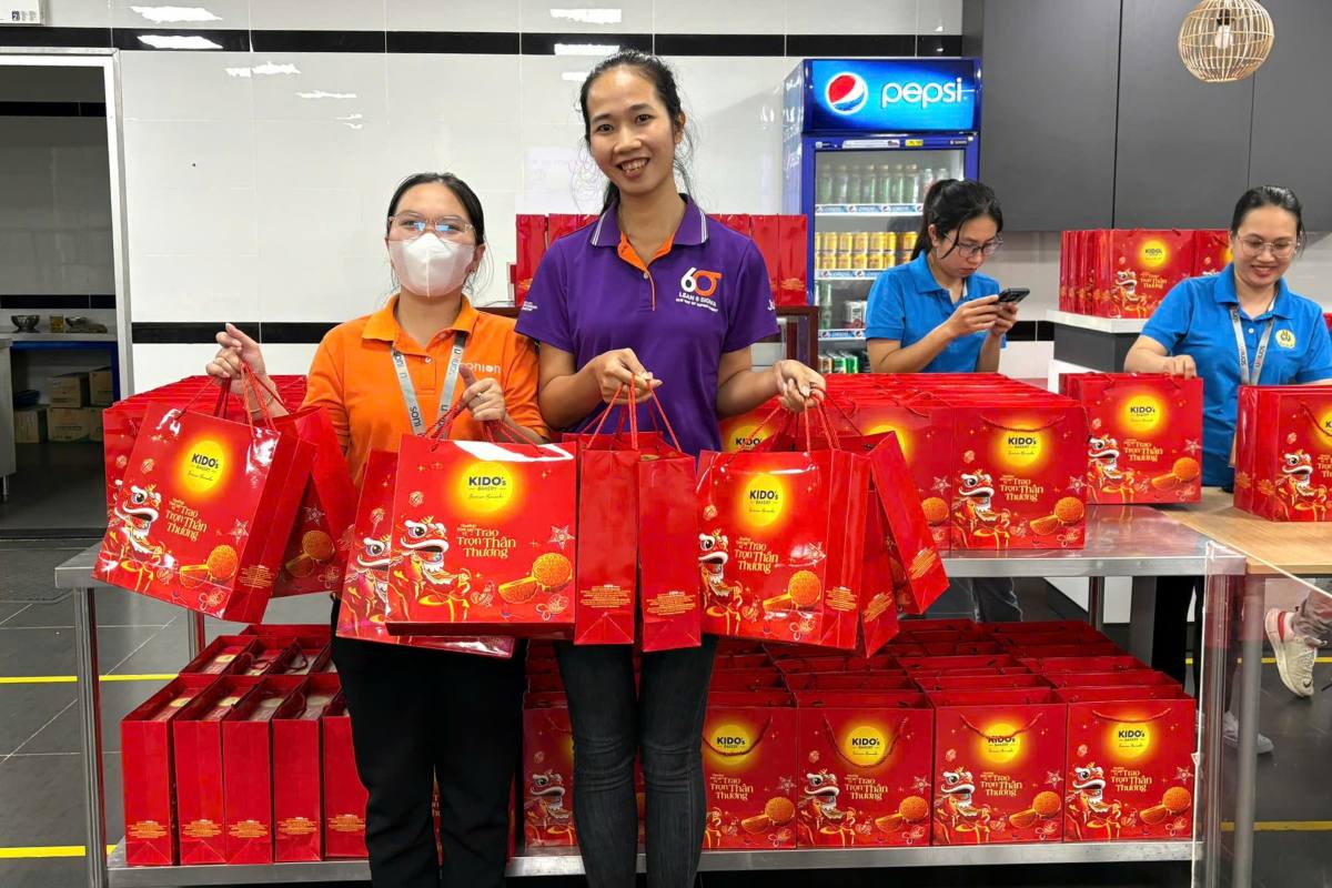 Mot so doan vien, nguoi lao dong nhan nhieu phan qua trung thu giup dong nghiep. Anh: CDCS