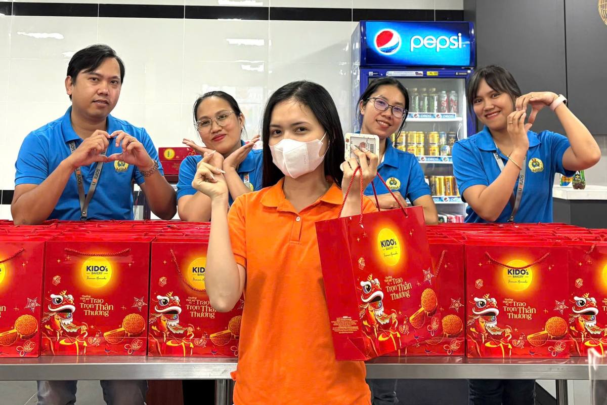 Sonion II労働組合から贈られたお正月餅を受け取る労働者。写真:CDCS