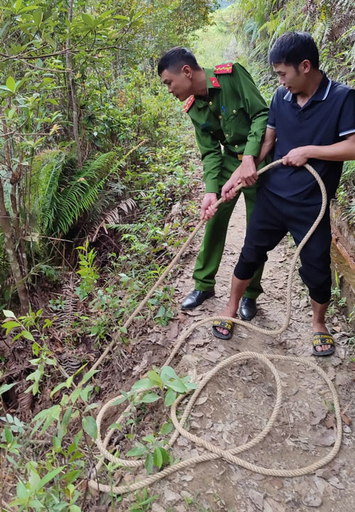 Cong an xa Pung Luong, tinh Lao Cai va luc luong an ninh, trat tu co so keo chiec xe may tu vuc sau len. Anh: Cong an xa Pung Luong 