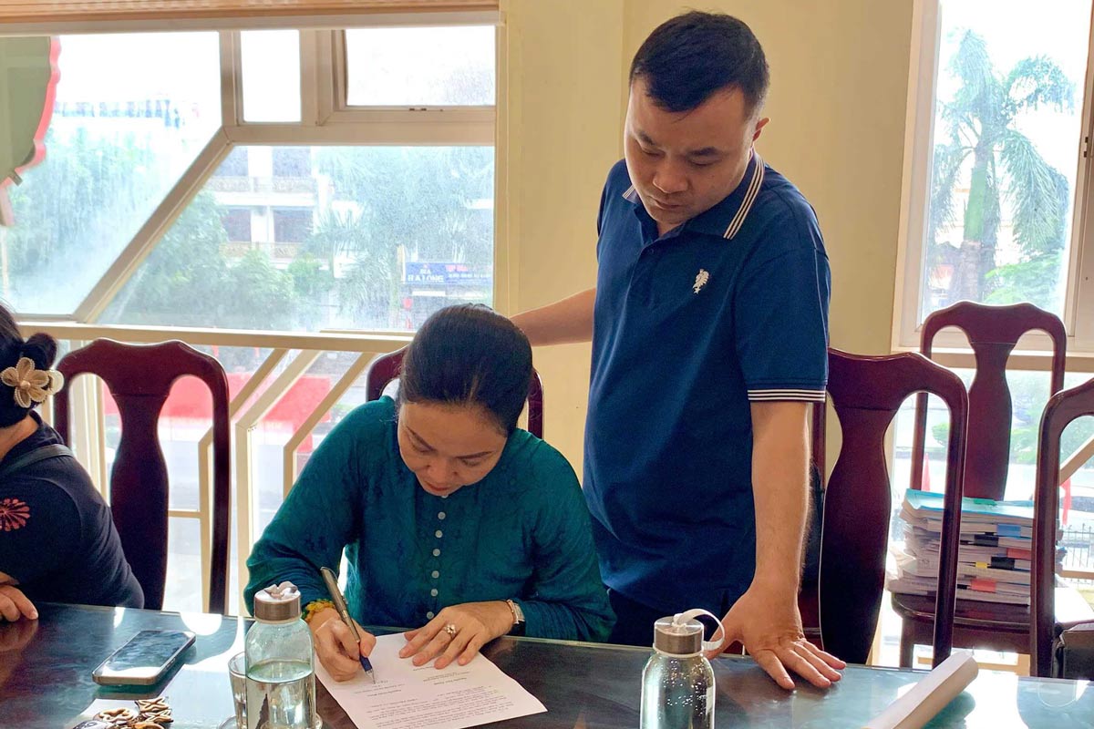 Representantes de los hogares firman un acta de entrega de tierras al Proyecto de la Fabrica de Energia Electrica de Quang Ninh. Foto: Portal de Informacion de Cua Ong