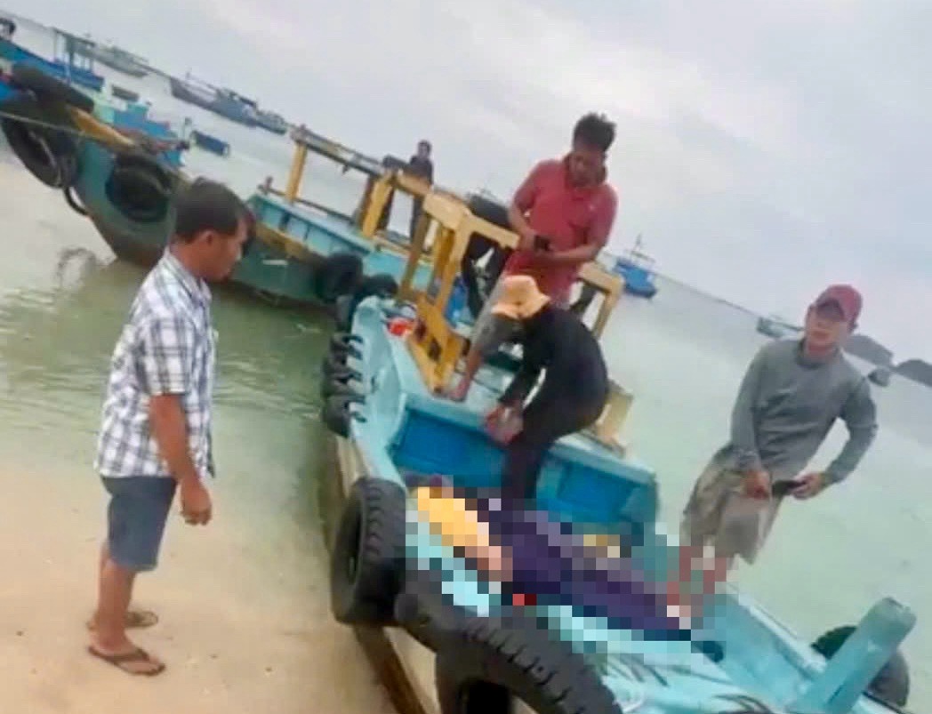 Thi the nan nhan duoc ngu dan dia phuong dua vao bo. Anh: Nguoi dan cung cap 