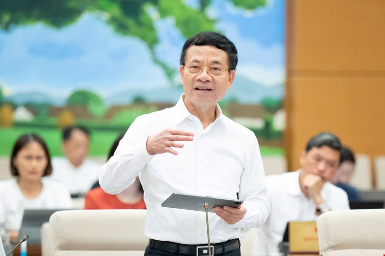 Minister of Science and Technology Nguyen Manh Hung said that currently, news sites and social networks use a lot of information from the press. Photo: Quochoi.vn