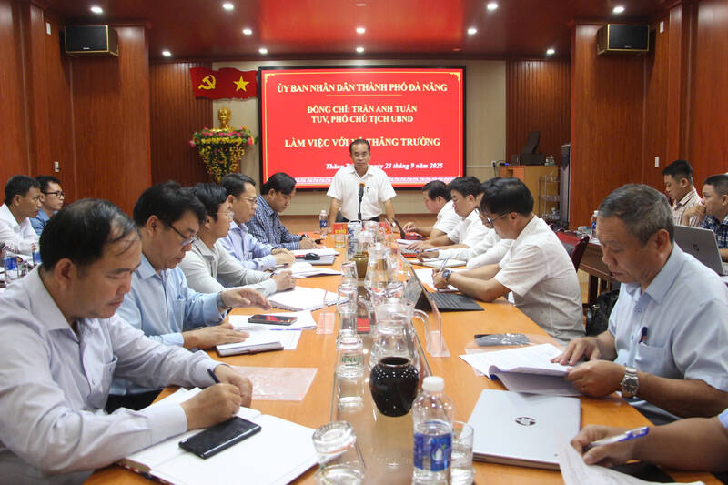 ダナン人民委員会の副議長、トラン・アン・ツアンは9月23日にタン・トゥルオン・コミューンとの会議を議長しました。写真：ダナン市の人民委員会