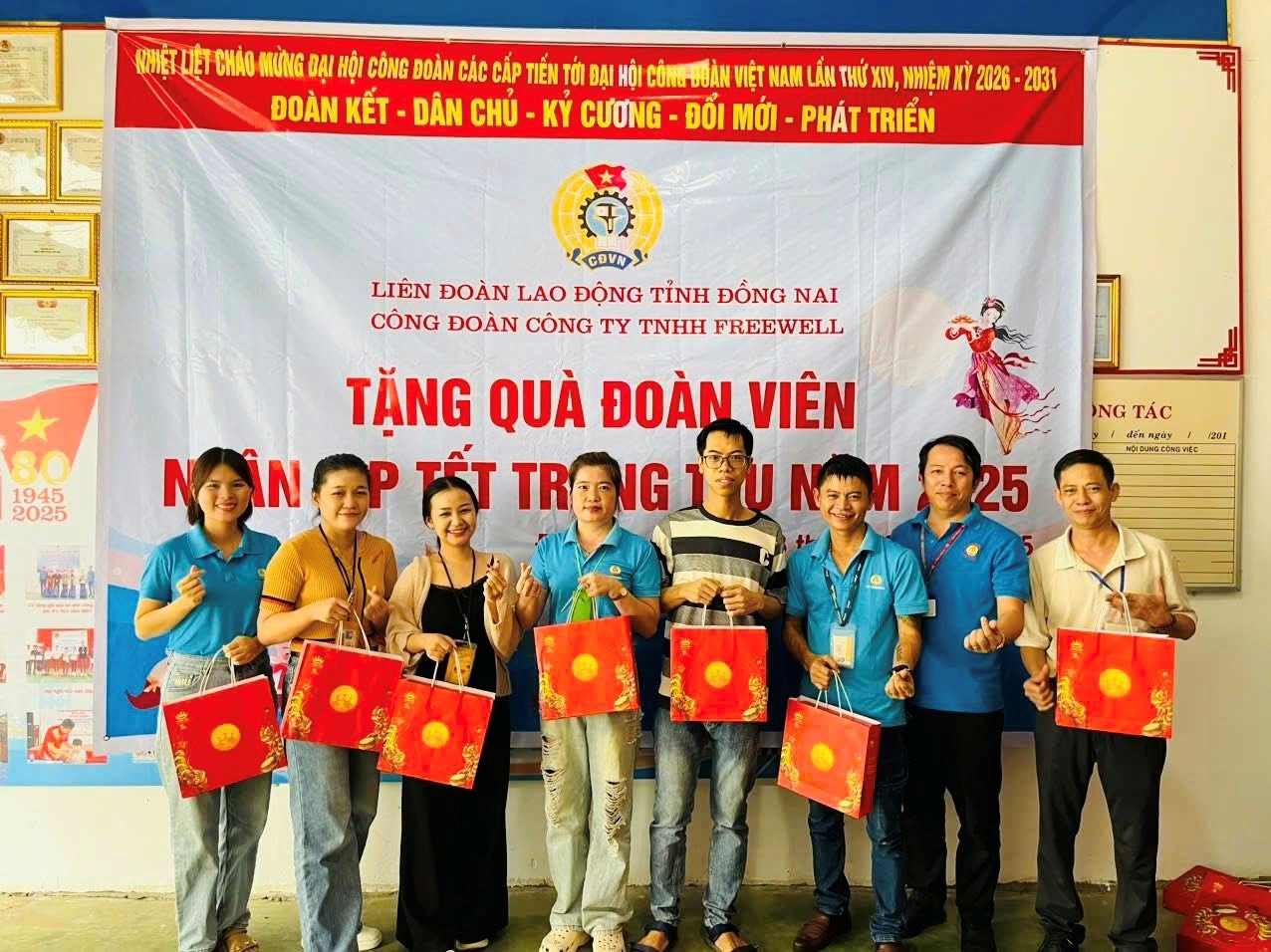 Cong nhan phan khoi khi nhan banh trung thu. Anh: CDCS cung cap