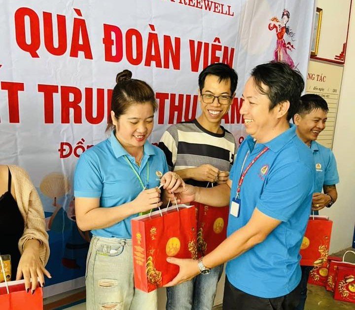 Mr. Le Mong Hoang - Chairman of the Trade Union of Freewell Company Limited presented moon cakes to workers. Photo: Provided by the Trade Union