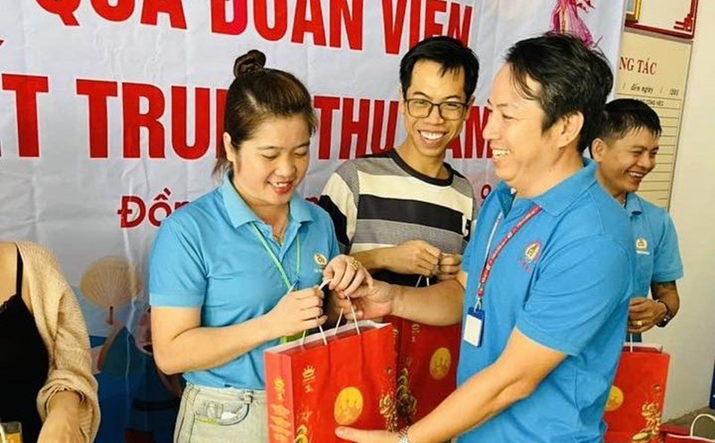 Mr. Le Mong Hoang - Chairman of the Trade Union of Freewell Company Limited presented moon cakes to workers. Photo: Provided by the Trade Union
