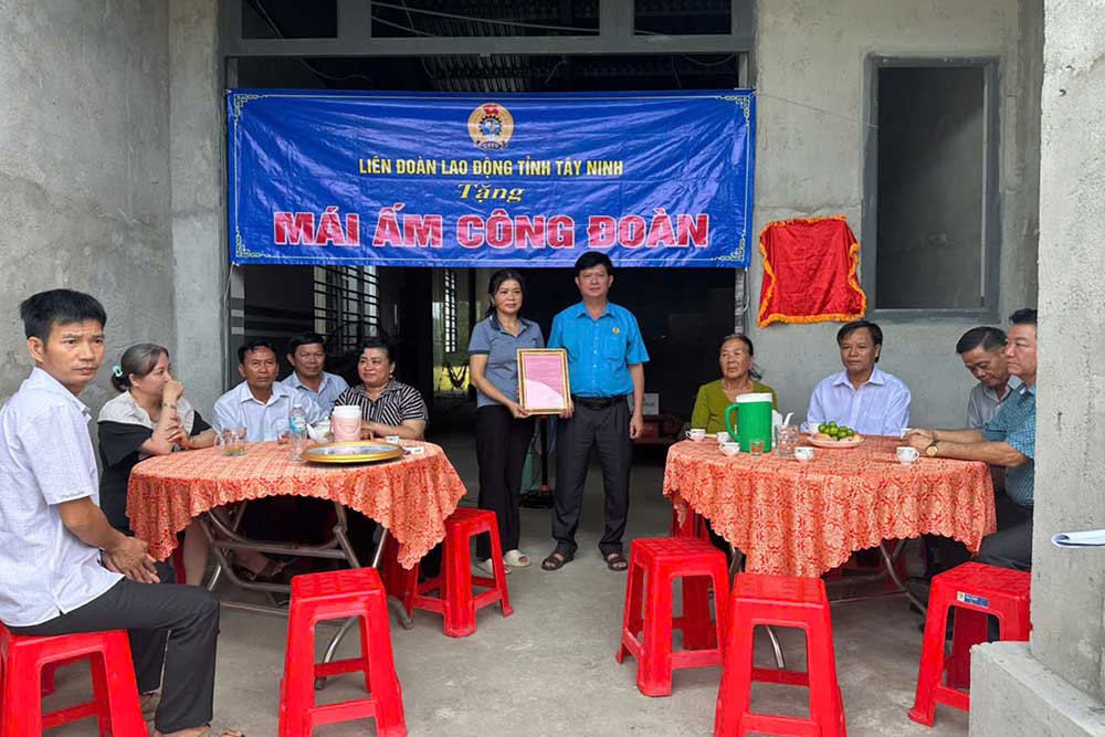 Chairman of Tay Ninh Provincial Labor Federation Tran Le Duy presented the "Union Shelter" to Ms. Pham Thi Xuan Trang. Photo: Tay Ninh Provincial Labor Federation