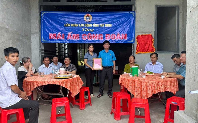Chairman of Tay Ninh Provincial Labor Federation Tran Le Duy presented the "Union Shelter" to Ms. Pham Thi Xuan Trang. Photo: Tay Ninh Provincial Labor Federation