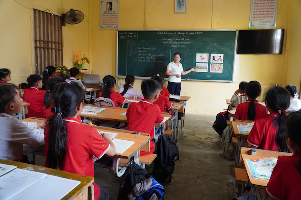 In addition to building inter-level boarding schools, the Ministry of Education and Training will develop specific policies to attract teachers in border areas. Illustrative photo: Van Trang