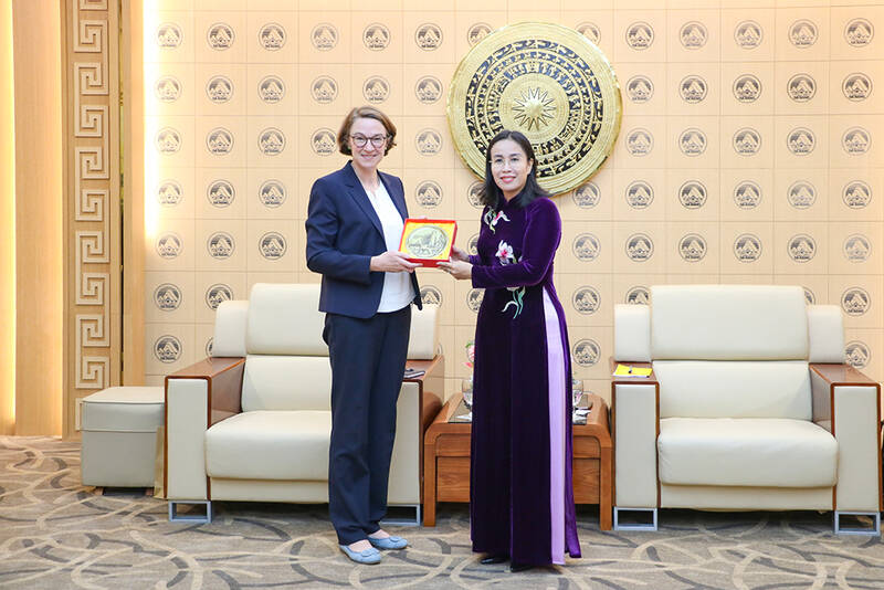 On the afternoon of September 23, Vice Chairwoman of the Da Nang People's Committee Nguyen Thi Anh Thi chaired a reception with the Consul General of the German Federal Republic (CHLB) in Ho Chi Minh City Andrea Maria Suhl during her visit and work in the city. Photo: Da Nang City People's Committee