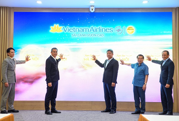 Cac dai bieu thuc hien nghi thuc khoi dong chien dich “Cham thu Ha Noi”. Anh: Vietnam Airlines