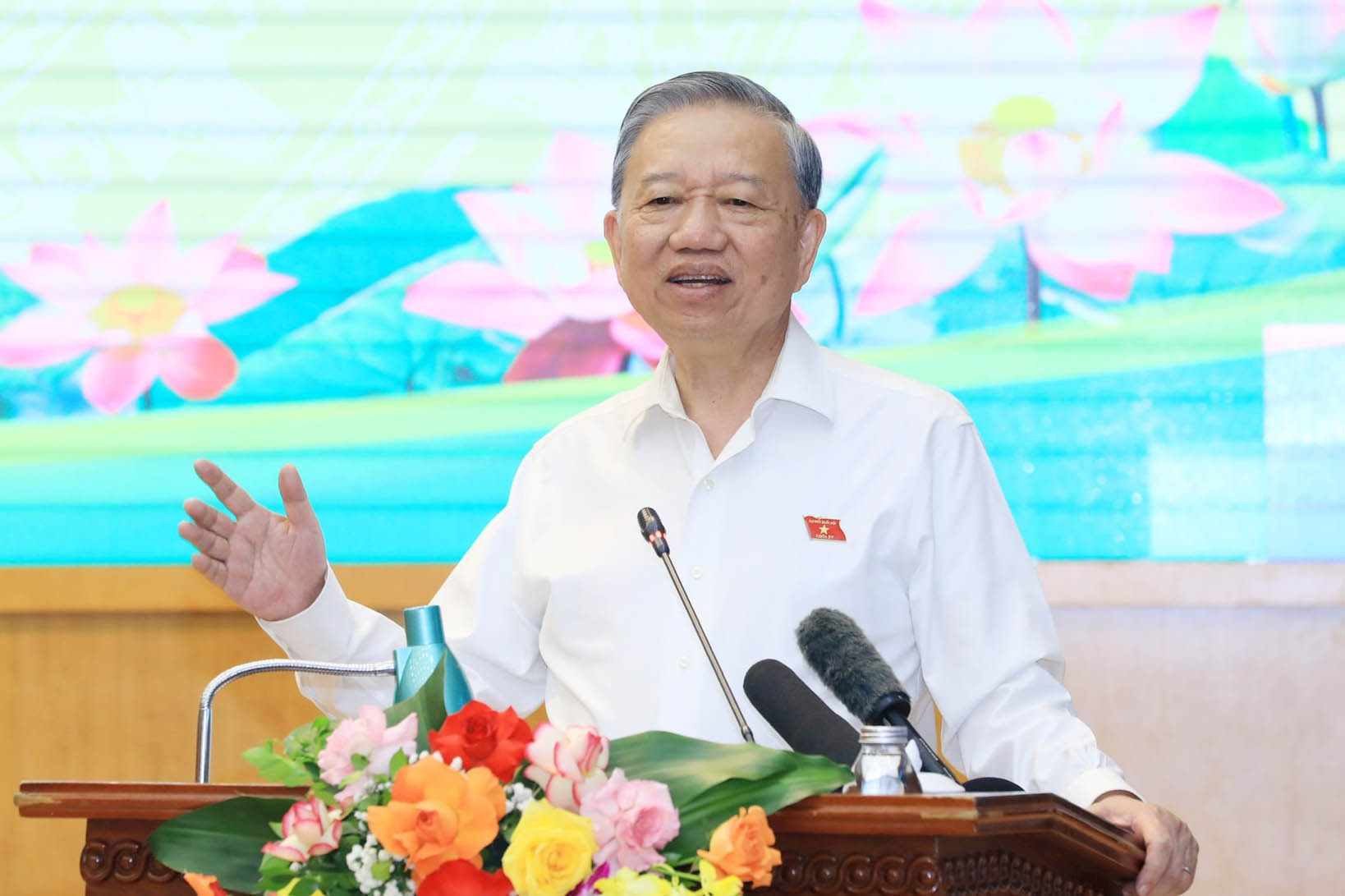 Le secretaire general To Lam s'exprime lors de la conference de contact avec les electeurs Unite electorale n° 1. Photo : Viet Thanh