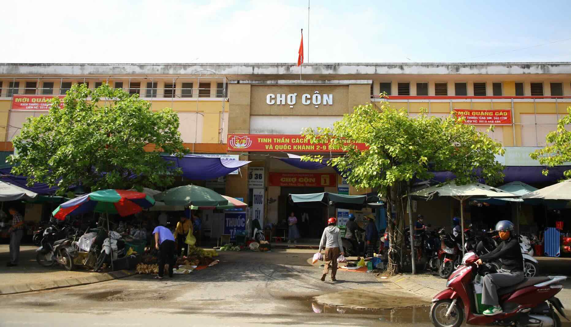 Ensuring safety and order at the market after the tragic accident in Quang Tri. Photo: Cong Sang