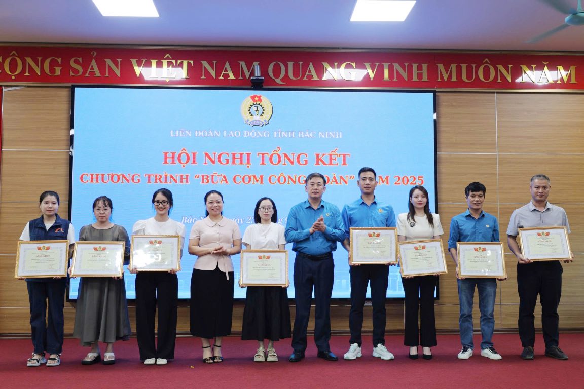 Ms. Wei Thi Tuyen - Permanent Vice Chairman of the Provincial Vietnam Fatherland Front Committee and Mr. Thach Van Chung - Vice Chairman of the Provincial Vietnam Fatherland Front Committee, Chairman of the Provincial Federation of Labor awarded Certificates of Merit to grassroots unions for effectively implementing the "Union Meal" program. Photo: Quyet Chien