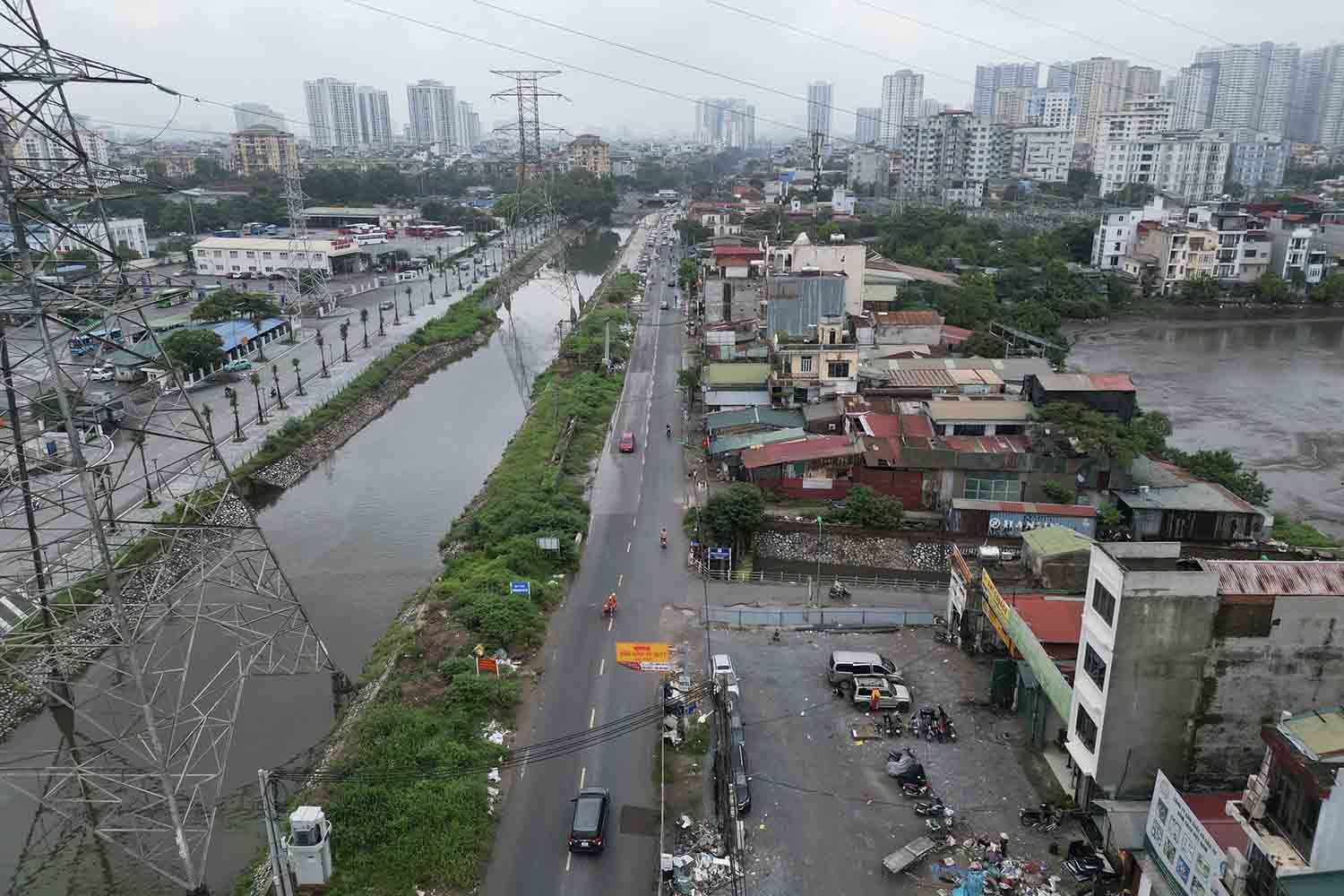 Dự án mở rộng đường Tam Trinh (Hà Nội) khởi công năm 2016 nhưng đến nay vẫn dang dở. Ảnh: Trà My 