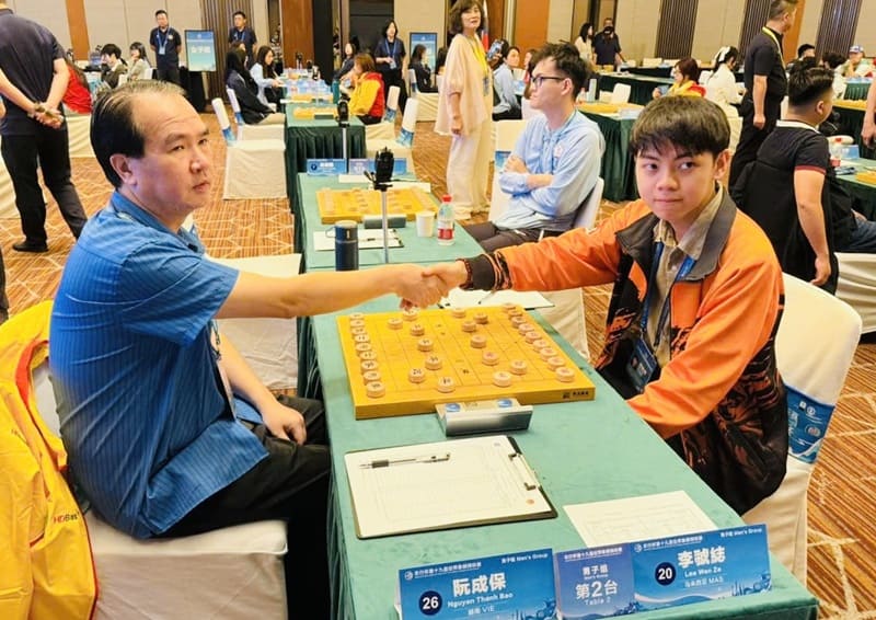 プレーヤーNguyen Thanh Bao（左）は、最初の3ラウンドで2025年に世界チャンピオンシップ2025を獲得した結果を維持しています。写真：ベトナムチェスフェデレーション