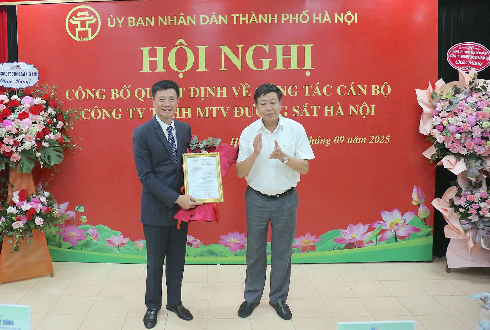 Vice Chairman of Hanoi People's Committee Duong Duc Tuan presented the decision to appoint Mr. Le Bang An as General Director of Hanoi Metro. Photo: Ninh Giang