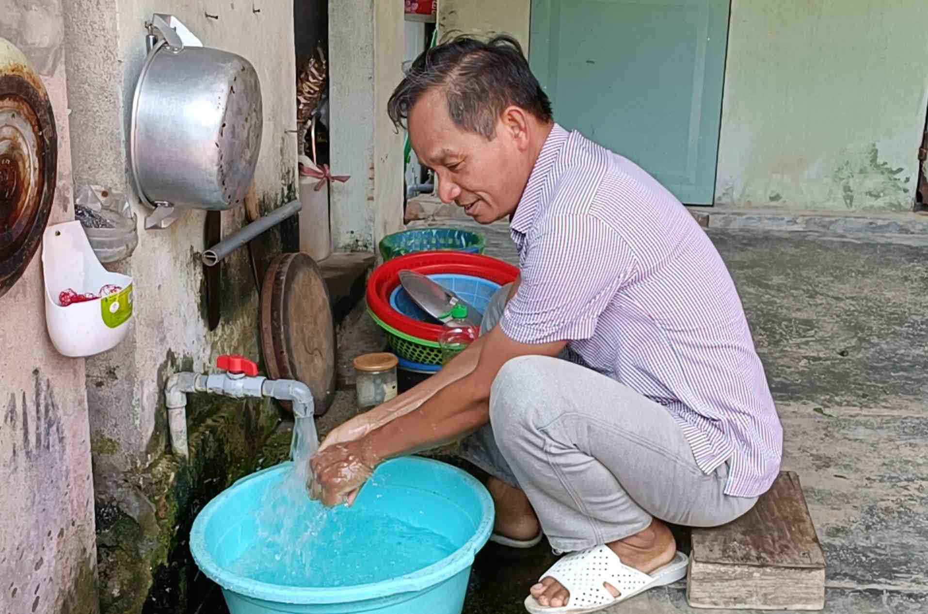 People in Tien Lang (old), Hai Phong City are looking forward to clean water. Photo: Mai Dung