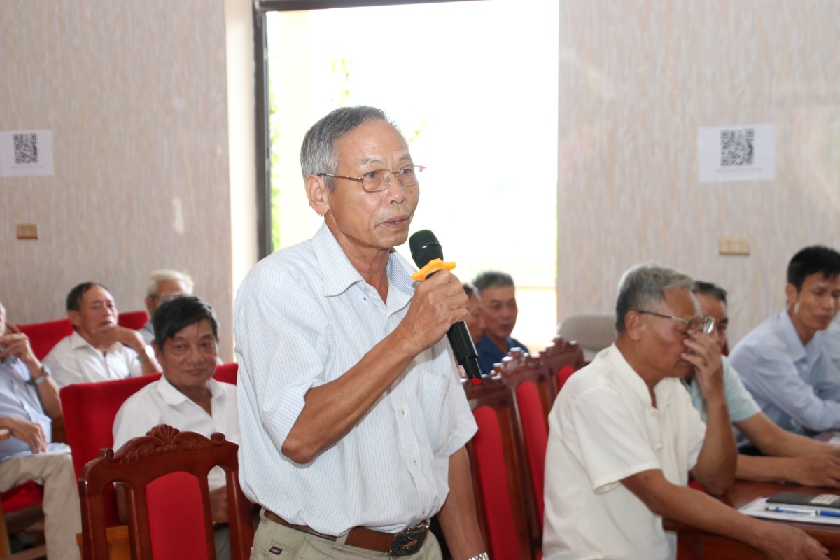Nguoi dan xa Tan Minh vui mung phan khoi khi sap duoc dung nuoc cua Cong ty. Ảnh: Cong TTDT Hai Phong